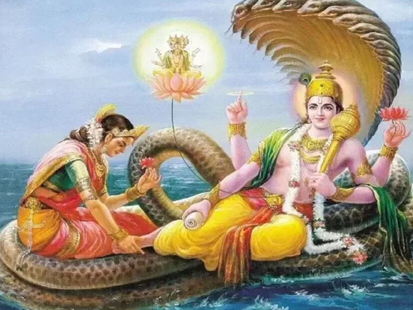  വൈകുണ്ഠ ഏകാദശിക്ക് പിന്നിൽ മറ്റു പല വിശ്വാസങ്ങളുമുണ്ട്. ഇത് മഹാവിഷ്ണുവിൻ്റെ രണ്ടാം അവതാരത്തിൻ്റെ ജന്മദിനം കൂടിയാണ്. കുരുക്ഷേത്ര യുദ്ധത്തിൽ അർജ്ജുനന് വിഷാദരോഗം അനുഭവപ്പെട്ടപ്പോൾ ഭഗവാൻ കൃഷ്ണൻ ജീവിതത്തിൻറെയും മരണത്തിൻറെയും തത്ത്വശാസ്ത്രം ഭഗവത്ഗീതയിലൂടെ അർജ്ജുനനെ ഉപദേശിച്ചതും ഈ ദിവസത്തിലാണെന്നും കൃഷ്ണ ഭ​ഗവാന്റെ സതീർത്ഥ്യനായിരുന്ന കുചേലന് കൃഷ്ണൻ അവിൽപ്പൊതി പങ്കുവച്ച് കുചേലനെ കുബേരനാക്കിയ ദിവസമാണ് സ്വർഗ്ഗവാതിൽ ഏകാദശിയെന്നും വിശ്വസിക്കുന്നു.കൂടാതെ സ്വർഗ്ഗവാതിൽ ഏകാദശി ദിനത്തെ ഗീതാജയന്തി ഉത്സവദിനമായും ആചരിക്കുന്നു.