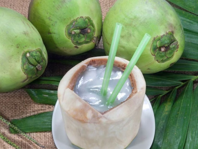  രക്തത്തിലെ പഞ്ചസാരയുടെ അളവ് നിയന്ത്രിക്കുന്നു: രക്തത്തിലെ പഞ്ചസാരയുടെ അളവ് നിയന്ത്രിക്കുന്നതിൽ കരിക്കിൻ വെള്ളം വളരെ സഹായകരമാണ്. , തേങ്ങാവെള്ളത്തിന് കുറഞ്ഞ ഗ്ലൈസെമിക് സൂചികയാണ്. ഇത് പ്രമേഹമുള്ളവർക്ക് ഏറെ അനുയോജ്യമാണ്. ഫുഡ് & ഫംഗ്ഷനിൽ പ്രസിദ്ധീകരിച്ച ഒരു പഠനത്തിൽ കരിക്കിൻ വെള്ളം പ്രമേഹമുള്ള മൃഗങ്ങളിൽ ഇൻസുലിൻ സംവേദനക്ഷമത മെച്ചപ്പെടുത്തുകയും രക്തത്തിലെ പഞ്ചസാരയുടെ അളവ് കുറയ്ക്കുകയും ചെയ്യുന്നതായി കണ്ടെത്തി. ഈ പ്രകൃതിദത്ത പാനീയത്തിലെ മഗ്നീഷ്യത്തിന്റെ സാന്നിധ്യം രക്തത്തിലെ പഞ്ചസാരയെ നിയന്ത്രിക്കാനും മൊത്തത്തിലുള്ള ഉപാപചയ ആരോഗ്യത്തെ പിന്തുണയ്ക്കാനും സഹായിക്കും.