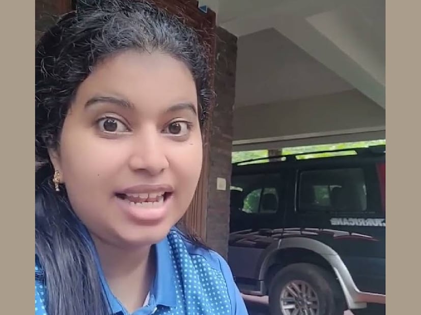 കേരളത്തെക്കുറിച്ച് വളരെ മോശമായി സംസാരിച്ചു കൊണ്ടുള്ള ശൈലിയിലാണ് ഭീഷണി. മലയാളവും ഇംഗ്ളീഷും കലർത്തിയ ഭാഷയാണ് ഇവരുടേത്. തനിക്ക് പോലീസ് കൂടെയുണ്ട് എന്നും കസ്തൂരി എന്ന് പേരുള്ള, മുഖമില്ലാത്ത ഈ അക്കൗണ്ടിൽ നിന്നും അവർ വാദിക്കുന്നു. എലിസബത്ത് ഒരുകാര്യം കൂടി കൂട്ടിച്ചേർത്തു. പോലീസ് മാത്രമല്ലല്ലോ, ഗുണ്ടകളും കൂടെയില്ലേ എന്ന്. തന്നെയും കുടുംബത്തെയും ബുദ്ധിമുട്ടിച്ചതിന്റെ പകുതി പങ്കും നിങ്ങൾക്കില്ലേ എന്നും എലിസബത്ത് ചോദിക്കുന്നു