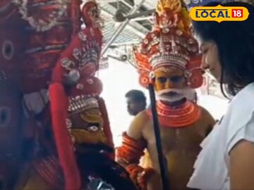 പഴയങ്ങാടി റെയിൽവേ സ്റ്റേഷനിലെത്തി ഭക്തരെ അനുഗ്രഹിക്കുന്ന മുത്തപ്പൻ 