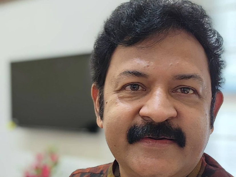 ഇക്കഴിഞ്ഞ ദിവസവും അപ്പ ഹാജയുമൊത്ത് കൃഷ്ണകുമാർ വീണ്ടും ഒരു കൂടിക്കാഴ്ച നടത്തി. അതിന്റെ വിശേഷങ്ങളുമായി കൃഷ്ണകുമാർ സോഷ്യൽ മീഡിയയിൽ വരുന്നു. 'ഹാജയും ഞാനും... കുറേ നാളുകൾക്കു ശേഷം ഇന്നലെ കാറിൽ ഒരു കറക്കം, കുറേ സംസാരം, ഒരുമിച്ചിരുന്നു ഭക്ഷണം.. 35 വർഷങ്ങളായുള്ള ബന്ധം, സ്നേഹം, വിശ്വാസം... ചില ബന്ധങ്ങൾ അങ്ങനെയാണ്.. നമ്മൾ ഇത്ര വർഷം കൂട്ടുകാരായി ഇരിക്കും എന്നു പറഞ്ഞു തുടങ്ങുന്നതല്ല... അതങ്ങു സംഭവിക്കുന്നതാണ്. രണ്ടുകൂട്ടരും ജീവിതത്തിൽ ഉയർച്ചകളും താഴ്ചകളും കണ്ടു. സന്തോഷവും ദുഃഖവും കണ്ടു.. 