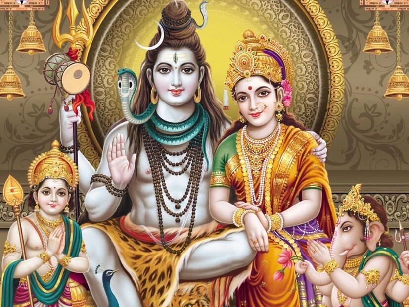  ശിവരാത്രി ദിനത്തിൽ ഭക്തിപൂർവ്വം ശിവക്ഷേത്രദർശനം നടത്തിയാൽ നാം അറിയാതെ ചെയ്ത പാപങ്ങൾ പോലും നശിക്കുമെന്നാണ് വിശ്വാസം. അന്ന് ബലിതർപ്പണം നടത്തിയാൽ പിതൃക്കളുടെ അനുഗ്രഹവും ലഭിക്കുമെന്ന് വിശ്വസിക്കപ്പെടുന്നു. 2025 ഫെബ്രുവരി 26 ബുധനാഴ്ചയാണ് ശിവരാത്രി. ശിവരാത്രിയുടെ തലേന്ന് പ്രദോഷം വരുന്നതിനാൽ തലേന്നുമുതൽ ഒരിക്കലോടെ വ്രതം ആരംഭിക്കാം. അങ്ങനെ ശിവപ്രീതികരമായ പ്രദോഷവും ശിവരാത്രിയും ഒരുമിച്ചു അനുഷ്ഠിക്കാൻ സാധിക്കും.