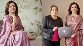 മസാച്യുസെറ്റ്സ് ഗവർണർ മൗറ ഹീലിയിൽ നിന്ന് നിത അംബാനി പുരസ്കാരം സ്വീകരിക്കുന്നു മസാച്യുസെറ്റ്സ് ഗവർണർ മൗറ ഹീലിയിൽ നിന്ന് നിത അംബാനി പുരസ്കാരം സ്വീകരിക്കുന്നു