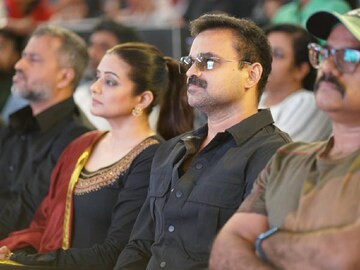ചാക്കോച്ചൻ ഓൺ ഡ്യൂട്ടി; പുതിയ ചിത്രത്തിന്റെ ഓഡിയോ ലോഞ്ച് പരിപാടിയിൽ തിളങ്ങി കുഞ്ചാക്കോ ബോബനും പ്രിയാ മണിയും ചാക്കോച്ചൻ ഓൺ ഡ്യൂട്ടി; പുതിയ ചിത്രത്തിന്റെ ഓഡിയോ ലോഞ്ച് പരിപാടിയിൽ തിളങ്ങി കുഞ്ചാക്കോ ബോബനും പ്രിയാ മണിയും