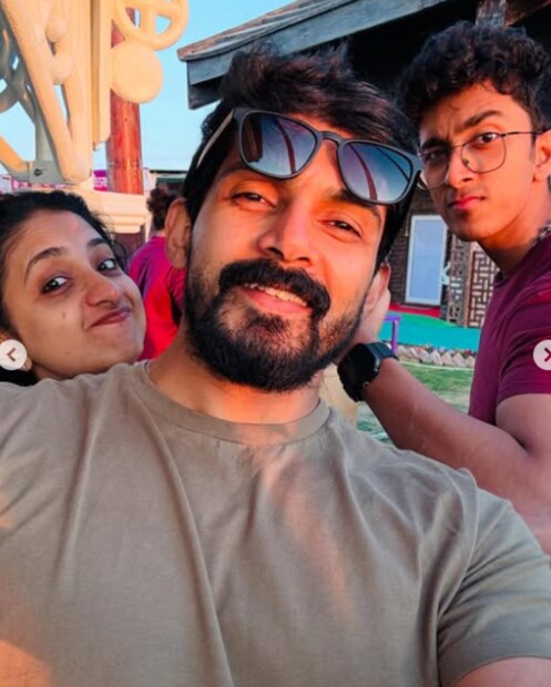  ജയസൂര്യ ​ഗം​ഗയിൽ പുണ്യ സ്നാനം ചെയ്യുന്നതിന്റെ ചിത്രവും പങ്കുവച്ചിട്ടുണ്ട്. മക്കൾക്കും ഭാര്യയ്ക്കും ഒപ്പം മറ്റ് ബന്ധുക്കളും താരത്തിനൊപ്പം കുംഭമേളയിൽ എത്തിയിരുന്നു.