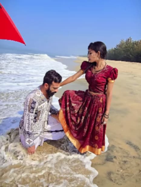  'കുട്ടിക്കാലം മുതൽ &#x200d;ഡാൻസും അഭിനയും തനിക്ക് ഇഷ്ടമായിരുന്നുവെന്നാണ് രേണുവിന്റെ വാക്കുകൾ.ഇപ്പോൾ എനിക്കു ജീവിക്കണം. അതുകൊണ്ട് അഭിനയം തൊഴിലാക്കി. ഞാൻ  വേറെ ഒരുത്തനെയും കെട്ടാൻ പോയിട്ടില്ല. സുധിച്ചേട്ടന്റെ ഓർമയിലാണ് ജീവിക്കുന്നത്. നിങ്ങൾ പറഞ്ഞാല്&#x200d; അതൊന്നും എന്നെ ബാധിക്കില്ല. വേറൊരാളെ വിവാഹം ചെയ്യാൻ പറയുന്നവരോട്, എനിക്ക് സൗകര്യം ഇല്ല വിവാഹം കഴിക്കാൻ.'- എന്നായിരുന്നു രേണു കമന്റിലൂടെ അറിയിച്ചത്.