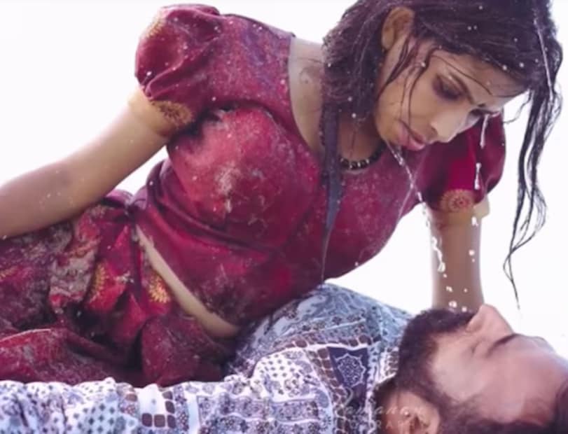  കഴിഞ്ഞ ദിവസമാണ് ഇൻസ്റ്റ​ഗ്രാം താരമായ ദാസേട്ടൻ കോഴിക്കോട് എന്ന ആളിനൊപ്പമുള്ള ഗ്ലാമർ റീൽസ് വിഡിയോ രേണു പങ്കുവച്ചത്. ‘ചാന്തുപൊട്ട്’ സിനിമയിലെ ‘ചാന്ത് കുടഞ്ഞൊരു സൂര്യൻ മാനത്ത്…’ എന്ന ​ഗാനത്തിനാണ് ഇരുവരും റീല്ഡസ് ചെയ്തത്. കടൽ തീരത്തുള്ള വീഡിയോ ഷൂട്ടിൽ പാട്ടിന്റെ സ്വാഭാവികത ചോരാതെയാണ് രേണുവും ദാസേട്ടനും അഭിനയിച്ചത്. 'നാണമുണ്ടോ ഇങ്ങനെ ചെയ്യാന്&#x200d;, സുധിയെ ഓര്&#x200d;ത്ത് ജീവിച്ചോളാമെന്ന് പറഞ്ഞവളാണോ ഈ കാട്ടിക്കൂട്ടുന്നത്'- എന്നൊക്കെയുള്ള വിമർശന കമന്റുകളാണ് വീഡിയോയിൽ നിറയുന്നത്.