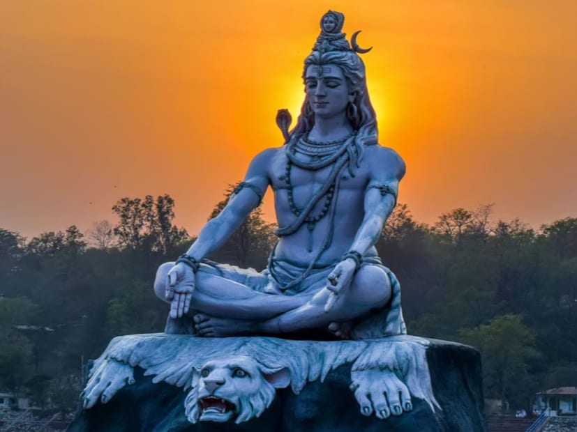  ഈ വർഷത്തെ മഹാശിവരാത്രിക്ക് ഇനി ദിവസങ്ങൾ മാത്രം. മഹാദേവന്റെ പ്രധാന ദിനമായ ശിവരാത്രി ആഘോഷമാക്കാനുള്ള തയ്യാറെടുപ്പിലാണ് ഹൈന്ദവവിശ്വാസികൾ. എല്ലാ വര്&#x200d;ഷവും ഫാല്&#x200d;ഗുന മാസത്തിലെ കൃഷ്ണപക്ഷത്തിലെ ചതുര്&#x200d;ദശിയ്ക്കാണ് മഹാശിവരാത്രി ആഘോഷിക്കുന്നത്. ഈ വർഷത്തെ മഹാശിവരാത്രി ഫെബ്രുവരി 26നാണ്. ഈ ദിവസം മഹാദേവനെ ആരാധിക്കുന്നതും വ്രതമനുഷ്ടിക്കുന്നതും ജീവിതത്തിൽ ഐശ്വര്യം പ്രധാനം ചെയ്യുമെന്ന് കണക്കാക്കുന്നു.