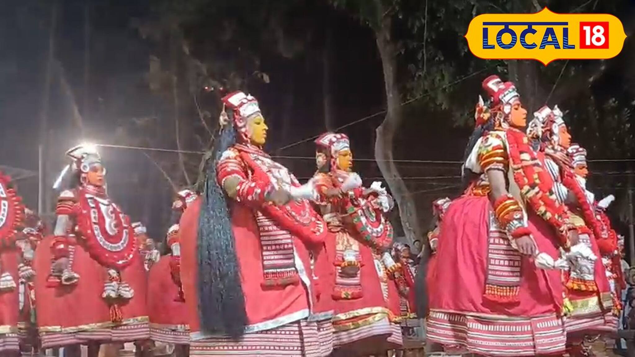 നിരനിരയായി 40 കുട്ടിച്ചാത്തന്‍ തെയ്യ കോലം, അപൂര്‍വങ്ങളില്‍ അപൂര്‍വം ഈ ക്ഷേത്രം