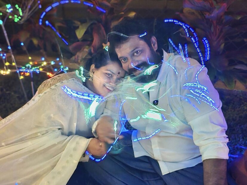 2023ന് ശേഷം ബാല തന്റെ ഫേസ്ബുക്ക് പേജിന്റെ കവർ ഫോട്ടോ മാറ്റിയിരിക്കുന്നു. അലങ്കാര ലൈറ്റിനിടയിൽ കോകിലയെ ചേർത്തുപിടിച്ചിരിക്കുന്ന ബാലയാണ് ചിത്രത്തിൽ. പണ്ട് കൈക്കുഞ്ഞായ തന്റെ മകളും, ആശുപത്രി കിടക്കയിൽ എലിയസമ്പത്തിനെ ചേർത്തുപിടിച്ചുകൊണ്ടുള്ള ചിത്രങ്ങളും അലങ്കരിച്ച കവർ ഫോട്ടോകളിലേക്കാണ് ബാലയും കോകിലയും കൂടിയുള്ള ചിത്രം എത്തിച്ചേർന്നത്. ചുരുങ്ങിയ നാളുകൾ കൊണ്ട് 43.2K സബ്സ്ക്രൈബർമാരും 24 വീഡിയോകളുമായി സജീവമാണ് ബാലയുടെയും കോകിലയുടെയും യൂട്യൂബ് ചാനൽ