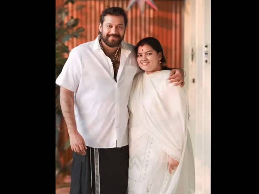 മുൻവിവാഹങ്ങളിൽ എലിസബത്തും ഒന്നിച്ചുള്ള വീഡിയോകളും ചിത്രങ്ങളും ബാല സ്ഥിരമായി ഫേസ്ബുക്ക് പേജിൽ എത്തിച്ചിരുന്നു. ബാല പറയുന്നത് പോലെ പല കാര്യങ്ങളും ചെയ്യുന്ന എലിസബത്തിനെ അക്കാലങ്ങളിൽ കാണാമായിരുന്നു. ഏകമകൾ പാപ്പുവിനെ കുറിച്ചുള്ള നടന്റെ ചില വീഡിയോകളും ഇവിടെ കാണാമായിരുന്നു. ഏറെക്കാലം മകളെ കാണാൻ കഴിയുന്നില്ല എന്ന നിലയിലെ ബാലയുടെ പോസ്റ്റുകൾ സ്ഥിരമായിരുന്നു. അതിന് ശേഷം മകൾ നടത്തിയ ചില വെളിപ്പെടുത്തലുകളോട് കൂടി അത്തരം പോസ്റ്റുകൾ അവസാനിച്ചു. ഇന്നിപ്പോൾ പണ്ട് മകളും എലിസബത്തും എല്ലാം നിറഞ്ഞിരുന്ന ഒരു സ്ഥലത്ത് ഭാര്യ കോകിലായാണ് 