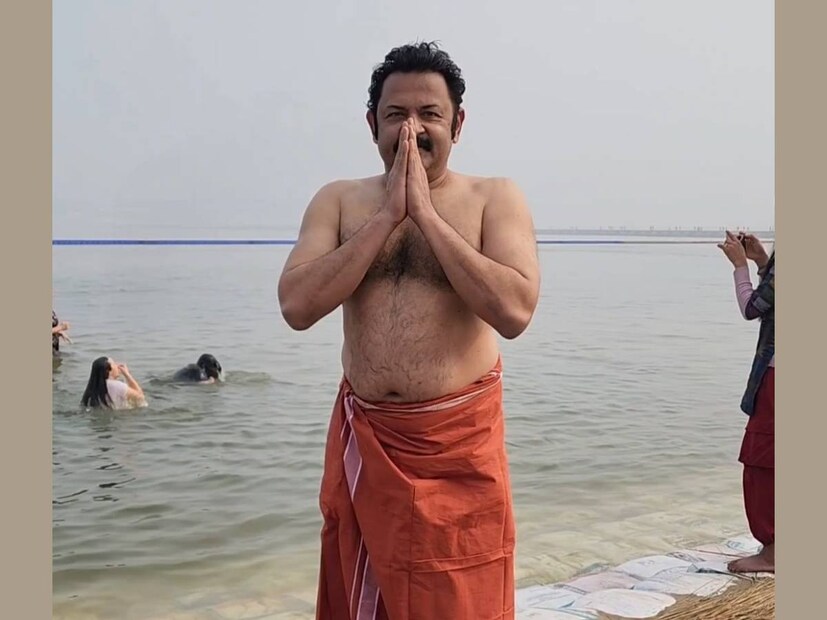 കയ്യിലെ സെൽഫി സ്റ്റിക്കിൽ ഉറപ്പിച്ച ക്യാമറയുമായി കൃഷ്ണകുമാർ പ്രയാഗ്‌രാജിന്റെ കാഴ്ചകൾ അദ്ദേഹത്തിന്റെ ക്യാമറയിൽ പകർത്തി. ശാന്തത നിറഞ്ഞ, നിരവധിയനവധി ടെന്റുകൾ നിറഞ്ഞ ഗ്രാമത്തിലാണ് മഹാകുംഭമേള അരങ്ങേറിയത്. യാത്രയ്ക്കിടെ ശ്രീ എമ്മിനെയും കൃഷ്ണകുമാർ കണ്ടെത്തി. അദ്ദേഹത്തിന്റെ ക്യാമ്പിൽ ഒരു പരിപാടിയിൽ പങ്കെടുക്കുകയും ചെയ്തു. മോഹൻജിക്കൊപ്പം ലാഹ്‌രി ഫെസ്റ്റിവലിലും അദ്ദേഹം പങ്കെടുത്തു. ഏതെങ്കിലും ഒരു ദിവസം കൊണ്ട് പൂർത്തിയാക്കിയ സന്ദർശനമായിരുന്നില്ല ഇത് എന്നും പോസ്റ്റിൽ നിന്നും വ്യക്തം