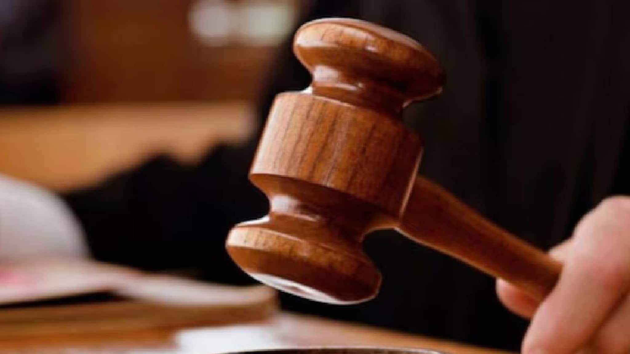 NEET UG 2025 കേസ് കേൾക്കുമ്പോൾ ജഡ്‌ജി കോടതി മുറിയിലെ ലൈറ്റ് 13 മിനിറ്റ് ഓഫ് ചെയ്‌തത്‌ എന്തുകൊണ്ട് ?