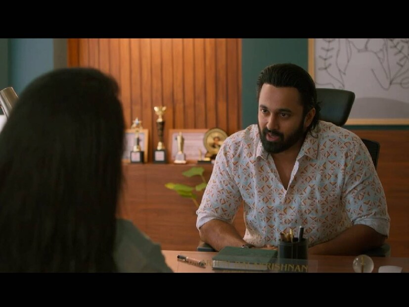 പുരുഷസമ്പർക്കത്തിൽ സ്വാഭാവിക ഗർഭധാരണത്തിന് തയാറുള്ള കഥാപാത്രമല്ല സുഷ്മിത. എന്നാൽ, ബീജദാനം ചെയ്യുന്ന ആളെ തിരഞ്ഞെടുക്കാനുള്ള സ്വാതന്ത്ര്യം തനിക്കുണ്ടല്ലോ എന്ന് അൽപ്പം സ്വരം താഴ്ത്തി ചോദിക്കുന്നുണ്ട് ഈ കഥാപാത്രം. അതിനു ശേഷം, 'ടൊവിനോ തോമസിന്റെ കിട്ടുമോ' എന്നാണ് അടുത്ത ചോദ്യം. ഈ ഡയലോഗ് മാത്രം ഉൾപ്പെടുത്തിക്കൊണ്ട് കഴിഞ്ഞ ദിവസം സിനിമയുടെ അണിയറപ്രവർത്തകർ ഒരു വീഡിയോ പുറത്തുവിട്ടിരുന്നു. വീഡിയോ വൈറലായി മാറാൻ അധിക താമസമുണ്ടായില്ല 