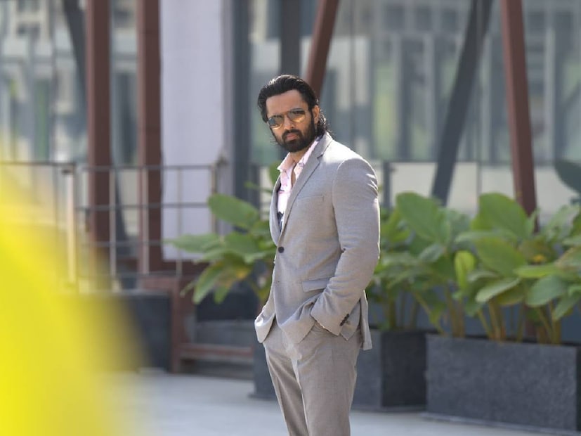 ഉണ്ണി മുകുന്ദനും ടൊവിനോ തോമസും ഏതാണ്ട് എല്ലാ ദിവസവും പരസ്പരം സംസാരിക്കാറുള്ള സുഹൃത്തുക്കളാണ്. ആ സൗഹൃദം തന്നെയാണ് ഈ ഡയലോഗിന്റെ രൂപത്തിൽ സിനിമയുടെ ഉള്ളിൽ കടന്നു കൂടിയത്. ഷൂട്ടിംഗ് സമയത്തു തന്നെ ഉണ്ണി മുകുന്ദൻ ടൊവിനോയെ വിളിച്ചു കാര്യം അവതരിപ്പിച്ചു. തന്റെ പേര് ഉൾപ്പെടുത്തുന്നതിൽ ടൊവിനോ ഹാപ്പി. ടൊവിനോ തോമസ് നായകനായ നടികർ എന്ന ചിത്രത്തിൽ ഉണ്ണി മുകുന്ദനും ഒരു പരാമർശം കിട്ടിയിരുന്നു. അന്ന് ഉണ്ണിയും വിരോധമേതുമില്ലാതെ സമ്മതം മൂളിയതാണ്