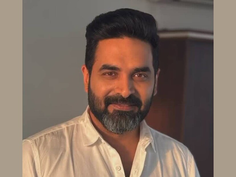 കുറച്ചുകൂടി മാന്യതയാവാം എന്നാണ് ഗോപി സുന്ദർ നൽകിയ മറുപടി. 'ഇയാള് ഡോക്ടർ ഒന്നും അല്ലാ നാട്ടിലെ ലാഡ വൈദ്യൻ ആണ്' എന്നൊരാൾ കമന്റ് ചെയ്തു. സകല പോസ്റ്റുകൾക്കും കീഴിൽ സ്ഥിരം കോപ്പി പേസ്റ്റ് കമന്റായി പ്രേഷറും ഷുഗറും പോസ്റ്റ് ചെയ്യുന്ന ആളാണ് ഇയാൾ എന്ന് മറ്റൊരാൾ. ചിത്രത്തിൽ കാണുന്ന മുഖം ഇനി മറ്റാരുടേതെങ്കിലും ആണോ എന്ന് മാത്രമേ സംശയിക്കേണ്ടിയുള്ളൂ. ഇയാളുടെ പ്രൊഫൈലിൽ ആകെ ഒരാൾ മാത്രമാണ് ഫ്രണ്ട്. വ്യാജനാണ് എന്നും വ്യാജ ഡോക്‌ടറാണ്‌ എന്നുമുള്ള കമന്റുകളും ഗോപി പോസ്റ്റ് ചെയ്ത കമന്റിൽ കാണാം 