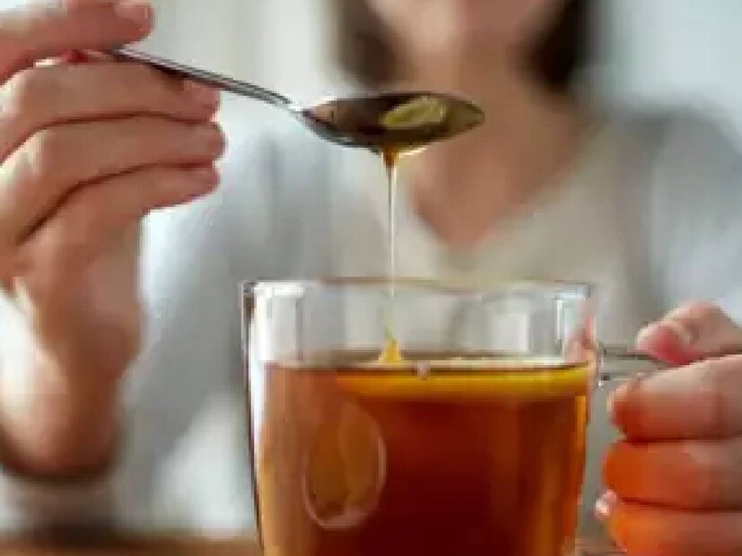 തേൻ ആന്റി ഓക്‌സിഡന്റുകളാല്&#x200d; സമ്പന്നമാണ്. തേനില്&#x200d; ഫ്‌ളേവനോയ്ഡുകള്&#x200d;, ഫിനോളിക് ആസിഡുകള്&#x200d; തുടങ്ങി ശക്തമായ ആന്റി ഓക്‌സിഡന്റുകള്&#x200d; അടങ്ങിയിട്ടുണ്ട്. ഇത് കോശങ്ങളെ ഓക്‌സിഡേറ്റീവ് സമ്മര്&#x200d;ദ്ദത്തില്&#x200d;നിന്ന് സംരക്ഷിക്കാനും ഹൃദ്‌രോഗം, ക്യാന്&#x200d;സര്&#x200d; തുടങ്ങിയ രോഗങ്ങളുടെ സാധ്യത കുറയ്ക്കാനും സഹായിക്കുന്നു.അതുപോലെ തേനിൽ പഞ്ചസാരയെ അപേക്ഷിച്ച് ഗ്ലൈസമിക് സൂചന കുറവാണ്. തേൻ സ്ഥിരം ഉപയോഗിച്ചാലും രക്തത്തിലെ പഞ്ചസാരയുടെ അളവ് പെട്ടെന്ന് വർധിക്കില്ല. പ്രമേഹമുളളവര്&#x200d; തേന്&#x200d; ഉപയോഗിക്കുന്നത് നല്ലൊരു ഓപ്ഷനായി കണക്കാക്കപ്പെടുന്നു.