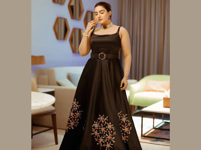 അരികുകളിൽ ഫ്ലോറൽ ഡിസൈൻ ഉള്ള ബ്ലാക്ക് ഗൗൺ ധരിച്ച്, തലമുടി ഹൈ ബൺ രീതിയിൽ ഉയർത്തിക്കെട്ടിയാണ് ഹണി റോസ് എത്തിച്ചേർന്നത്. മിനിമൽ ജൂവലറിയും ആകർഷകമായി. കഴുത്തിൽ ഒരു ട്രെൻഡി ചോക്കർ, ഒരു കയ്യിൽ വള, കാതുകളിൽ ചുവപ്പു കല്ല് പതിച്ച കമ്മലുകൾ എന്നിവയായിരുന്നു ഹണി റോസിന്റെ വേഷവിധാനം. രണ്ടു കൈകളിലും ഓരോ വിരലിലും ഒരു മോതിരം അണിഞ്ഞിരിക്കുന്നു. മലയാളി നടനും അവതാരകനുമായ മിഥുൻ രമേഷും കൂട്ടരും ചേർന്നാണ് ഹണി റോസിനെ വേദിയിലേക്ക് ആനയിച്ചത് (തുടർന്ന് വായിക്കുക)