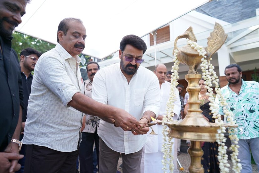 hridayapoorvam, mohanlal, sathyan anthikad, mollyood, pooja ceremony, malayalam cinema, social media,ഹൃദയപൂർവ്വം,മോഹൻലാൽ,ലൊക്കേഷൻ ചിത്രങ്ങളുമായി മോഹൻലാൽ,സത്യൻ അന്തിക്കാട് hridayapoorvam, mohanlal, sathyan anthikad, mollyood, pooja ceremony, malayalam cinema, social media,ഹൃദയപൂർവ്വം,മോഹൻലാൽ,ലൊക്കേഷൻ ചിത്രങ്ങളുമായി മോഹൻലാൽ,സത്യൻ അന്തിക്കാട്