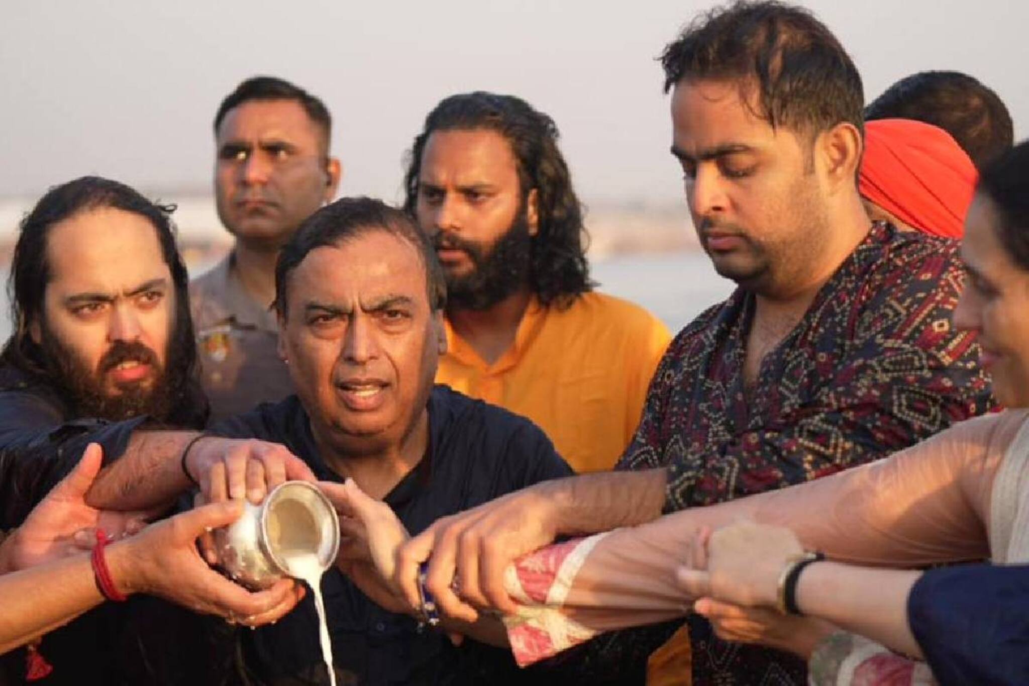 അംബാനി കുടുംബം കുംഭമേളയിൽ; പ്രയാഗ് രാജിലെ ത്രിവേണി സംഗമത്തിൽ പുണ്യസ്നാനം ചെയ്തു