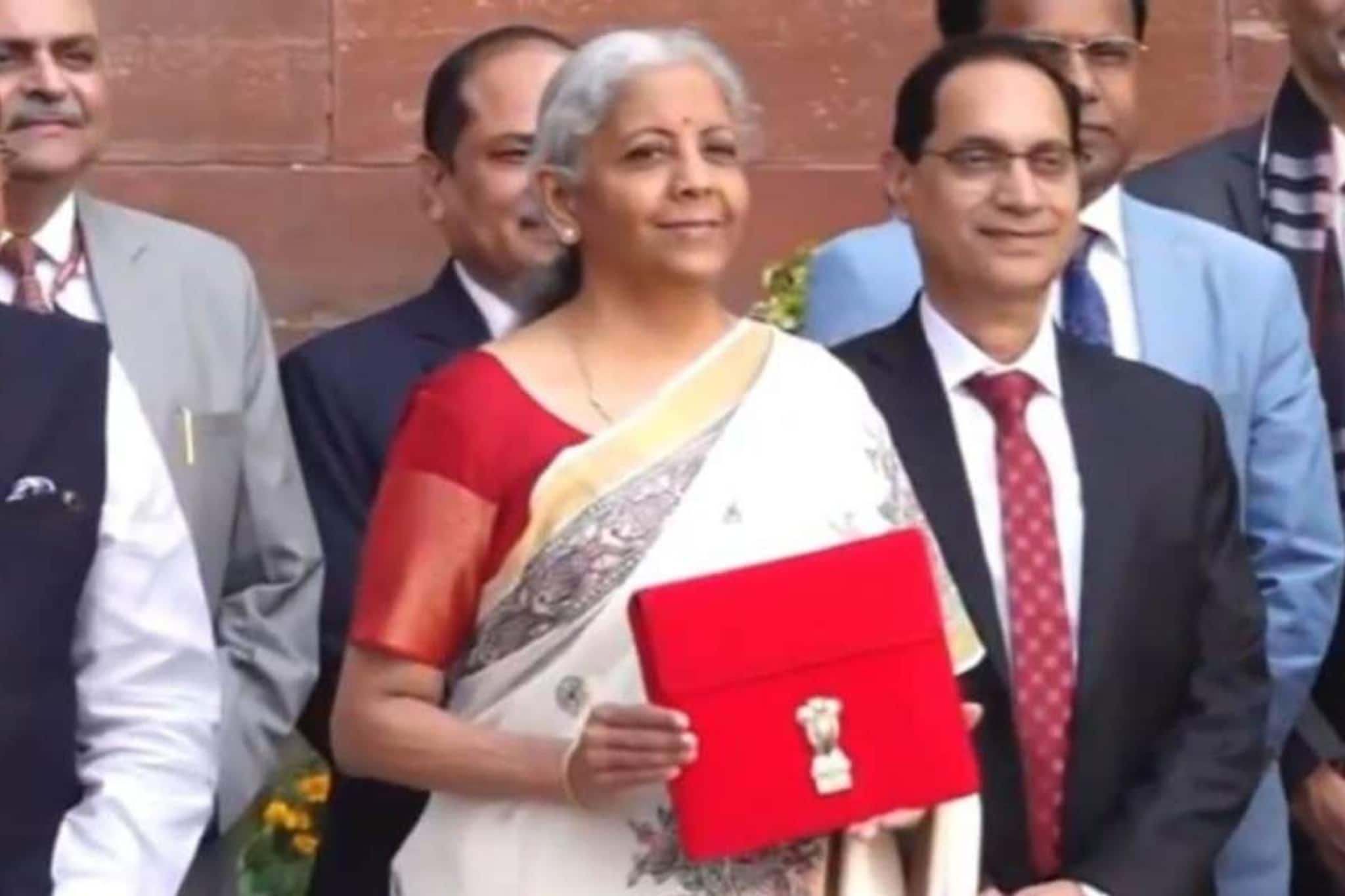 Budget 2025 Speech Live:  മാസം ഒരുലക്ഷം വരെ ശമ്പളമുള്ളവർ‌ക്ക് ആദായ നികുതിയില്ല; വമ്പൻ പ്രഖ്യാപനവുമായി ധനമന്ത്രി