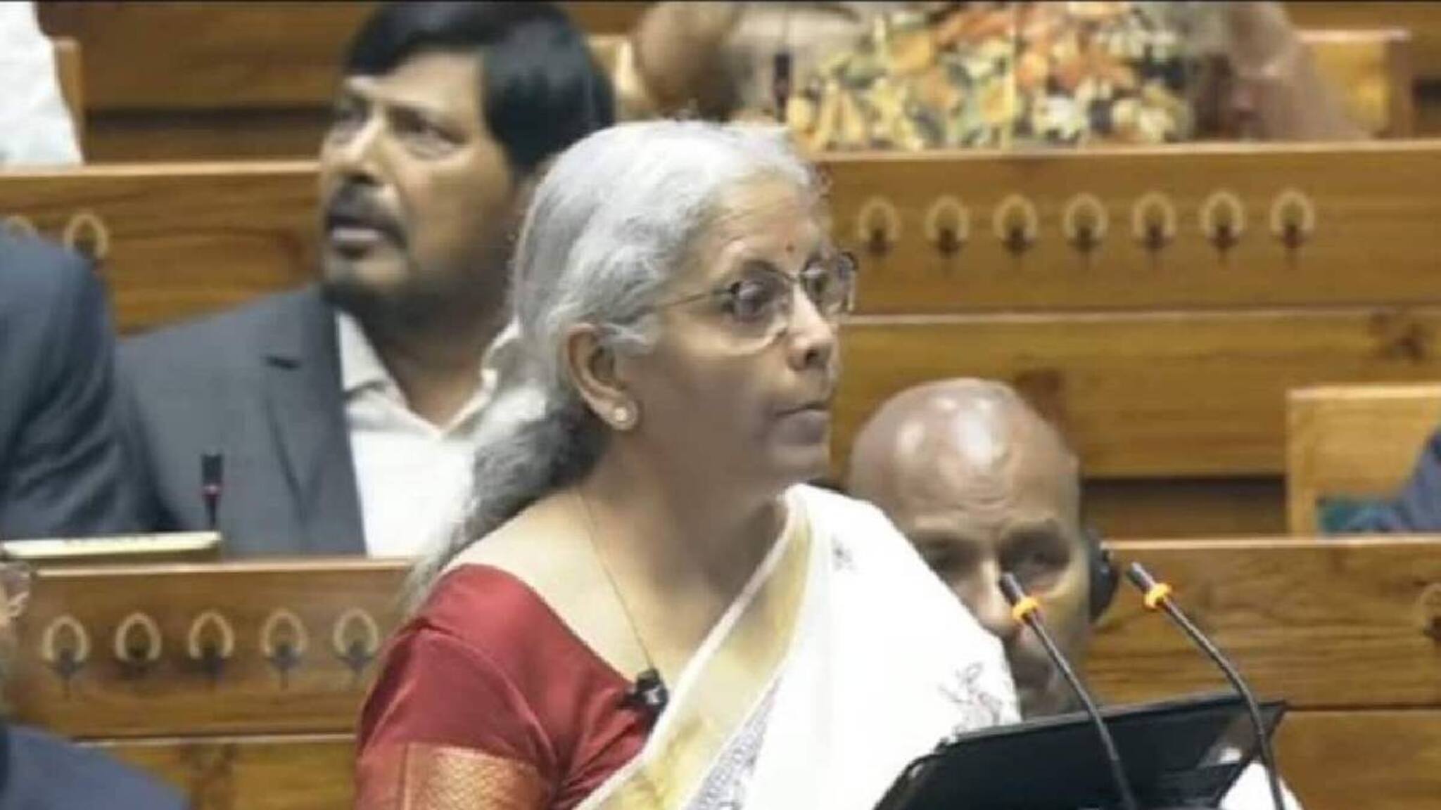 Budget 2025: പ്രതിവർഷം 12 ലക്ഷം രൂപവരെ വരുമാനമുള്ളവർക്ക് ആദായ നികുതിയില്ല; ഇടത്തരക്കാരെ ചേർത്തുപിടിച്ച് ധനമന്ത്രി