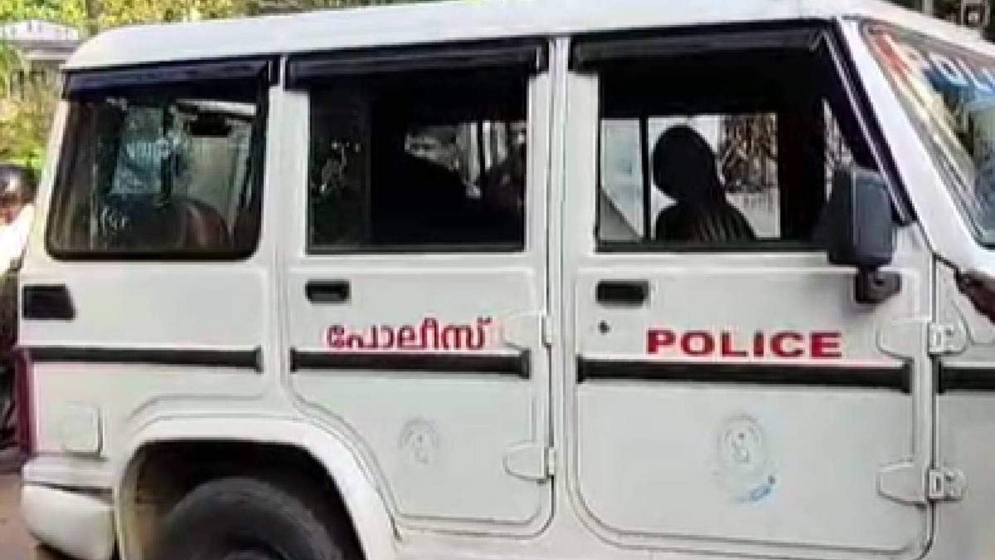 തിരുവനന്തപുരത്ത് പാർക്കിംഗ് തർക്കത്തിൽ അമ്മാവൻ കൈകൾ വെട്ടിമുറിച്ച യുവതിയുടെ നില ഗുരുതരം