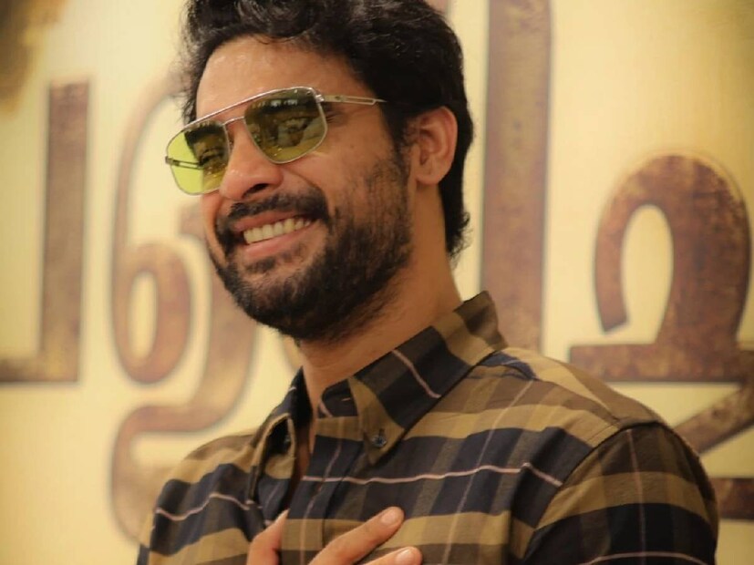 എവിടെപ്പോയാലും ടൊവിനോ തോമസ് ആ സിനിമ ഇറങ്ങിയ നാളുകൾ മുതൽ കേട്ട് വന്ന ഒരു പ്രധാനാവശ്യമാണ് ജതിൻ രാംദാസിന്റെ തീപാറുന്ന ഡയലോഗ്. 'എനിക്ക് മുണ്ടുടുക്കാനറിയാം, വേണമെങ്കിൽ മടക്കികുത്താനുമറിയാം...' എന്ന് തുടങ്ങി വലിയ ഒരു ഗ്രൗണ്ടിൽ നിറഞ്ഞുകവിഞ്ഞ അണികളെ നോക്കി ജതിൻ രാംദാസ് പറയുന്ന വാക്കുകൾ. പലയിടങ്ങളിലും ആ ഡയലോഗ് ടൊവിനോ തോമസ് പ്രിയപ്പെട്ട ആരാധകരുടെ ആവശ്യപ്രകാരം ആവർത്തിച്ചു. എന്നാൽ, അതിനിടെ ഒരു ദിവസം പൃഥ്വിരാജിന്റെ ഒരു എൻട്രി കൂടിയുണ്ടായി