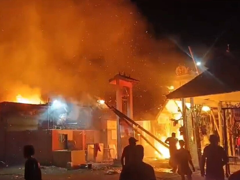  വർക്കല ഇടവയിൽ ക്ഷേത്രോത്സവത്തിനിടെ ചൈനീസ് പടക്കം പൊട്ടിക്കുന്നതിനിടയിൽ തീപിടിച്ച് ക്ഷേത്രത്തിനുള്ളിലെ ഓലപ്പുര കത്തി നശിച്ചു. ഇടവയിലെ മാന്തറ ക്ഷേത്രോത്സവത്തിനിടെ രാത്രി 2.35 ഓടെയാണ് തീപിടിത്തമുണ്ടായത്.