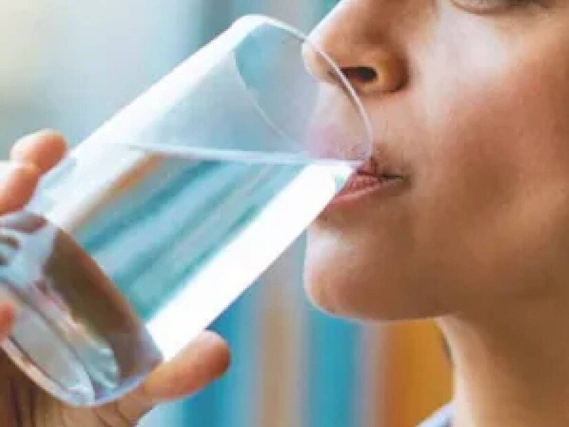Health benefits, Drinking water, Drinking water on an empty stomach, Health benefits of Drinking water, drink water more , health news, winter health tips, warm water benefits, improve digestion, hydration in winter, health benefits of warm water,വെള്ളം,വെള്ളം കുടിക്കാറുണ്ടോ,രാവിലെ വെറും വയറ്റില്‍ വെള്ളം കുടിക്കാറുണ്ടോ, വെറും വയറ്റിൽ വെള്ളം , ദാഹം,ഹെൽത്ത് , ഹെൽത്ത് ന്യൂസ് ,ജലാംശം