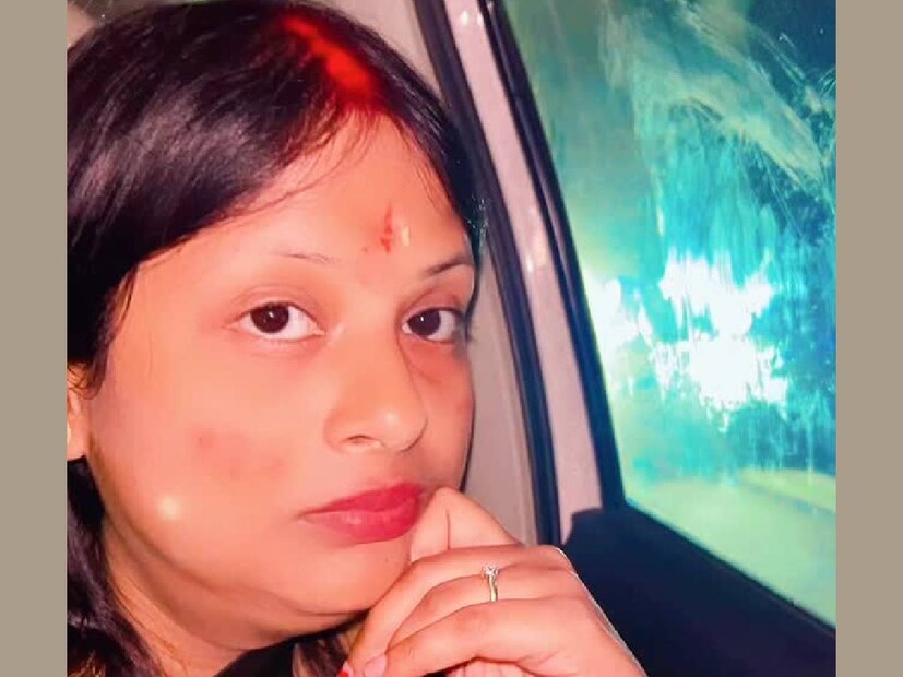 ഭർത്താവും അയാളുടെ വീട്ടുകാരും അൽക്കയെ കൈവെടിഞ്ഞു. ഒരു രാത്രിയിൽ ധരിച്ചിരുന്ന നൈറ്റിയും, കയ്യിലെ അഞ്ചു രൂപയും, നിറവയറുമായി അൽക്ക തെരുവിലേക്കിറങ്ങി. മുഖത്തും മൂക്കിലും മുറിപ്പാടുകളായിരുന്നു. ജീവിക്കാനായി ഭിക്ഷയാചിക്കാൻ പോലും അവർ തയാറായിരുന്നു. വീട്ടുകാർക്ക് ഭാരമാവാതെ ജീവനൊടുക്കാൻ പോലും ചിന്തിച്ചു. ഭർത്താവ് അവരെ ഉപേക്ഷിച്ച് എങ്ങോട്ടോ പോയിരുന്നു. ഒടുവിൽ അൽക്കയുടെ കുഞ്ഞ് മാസം തികയാതെ പിറന്നു. ആശുപത്രി ബിൽ തുകയായ 41,000 രൂപയും മകളെ പരിപാലിക്കാനുള്ള ചുമതലയും അൽക്കയുടെ കുടുംബത്തിലേക്ക് വന്നുചേർന്നു. എന്നാലും അയാൾക്കൊപ്പം മകൾ ജീവിക്കേണ്ട എന്നവർ തീരുമാനിച്ചു