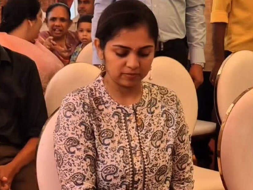 നമ്പർ നൽകിയ ആളുടെ പേരും മറ്റു വിവരങ്ങളും അഞ്ജലി നായർ ചോദിച്ചു മനസിലാക്കി. ഇൻഡസ്ട്രിയിൽ ഇന്നലെ വന്ന ആളുകൾ പോലും ചോദിക്കുന്ന പ്രതിഫലം തനിക്ക് വ്യക്തമായി അറിയാം.'10000 രൂപയാണ് ബജറ്റ്, ചേച്ചിയെ വിളിക്കാൻ പറഞ്ഞു' എന്ന് മറുപുറത്തു നിന്നുള്ള പ്രതികരണം. എന്തുകൊണ്ട് അങ്ങനെ സംഭവിച്ചു. എത്ര കാരണങ്ങൾ ഉണ്ടെങ്കിലും അങ്ങനെ പറയുന്നത് ശരിയല്ലല്ലോ എന്ന് അഞ്ജലി. തന്റെ ഭാര്യ അധ്വാനിച്ചുണ്ടാക്കിയ സിനിമാ അനുഭവസമ്പത്താണിത് എന്ന് ഭർത്താവും സമ്മതിക്കുന്നു