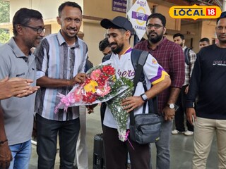കേരള രഞ്ജിതാരം സൽമാൻ നിസാറിന് കണ്ണൂർ റെയിൽവേ സ്റ്റേഷനിൽ സ്വീകരണം നൽകിയപ്പോൾ