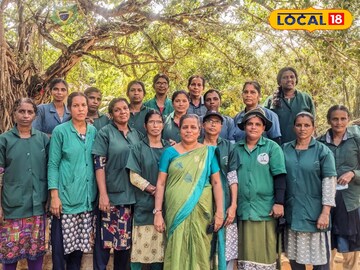 ഹരിത ശ്രീ പ്രവർത്തകരോടൊപ്പം കണ്ണപുരം പഞ്ചായത്ത്‌ പ്രസിഡന്റ്‌ കെ രതി 