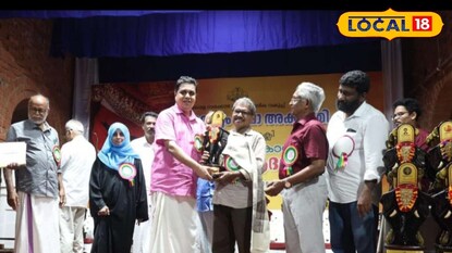 തെയ്യം കലാകാരനെ ആദരിച്ച് നിയമസഭ സ്‌പീക്കർ 