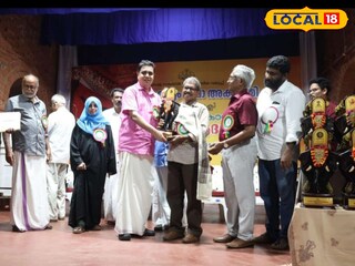 തെയ്യം കലാകാരനെ ആദരിച്ച് നിയമസഭ സ്‌പീക്കർ 