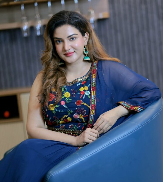  വേറാരുടേയും ശരീരത്തിലല്ലല്ലോ? ഇതൊന്നും നമ്മൾ ആരേയും ബോധ്യപ്പെടുത്തേണ്ട കാര്യങ്ങളല്ല. ഒന്ന് ഇരുന്ന് ചിന്തിച്ചാൽ മനസ്സിലാക്കാവുന്നതേയുള്ളു ഇതൊക്കെ. ഒരു കൂട്ടം ഫ്രസ്റ്റുവേട്ടഡ് ആയ ആളുകളുടെ വൃത്തികേടുകളാണ് ഇതൊക്കെയെന്നും ഹണി പ്രതികരിച്ചു. ഇതിനൊക്കെയെതിരെ ശക്തമായ നിയമങ്ങളുണ്ടെന്നും.