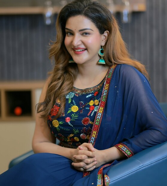  നിയമം ഇതെല്ലാം കൈകാര്യം ചെയ്യുമെന്നും ഹണി റോസ് പറഞ്ഞു. Q18ൽ ആയിരുന്നു ഹണി റോസിന്റെ പ്രതികരണം. അതേസമയം കുംഭമേള വൈറൽ താരത്തെ ബോബി ചെമ്മണ്ണൂർ‌ ഉദ്​ഘാടനത്തിന് കൊണ്ടുവന്നതിനെക്കുറിച്ചും ഹണി റോസ് പ്രതികരിച്ചു. താൻ അതിനെ ആ രീതിയിലൊന്നും കാണാൻ ആ​ഗ്രഹിക്കുന്നില്ലെന്നാണ് ഹണി റോസ് പറഞ്ഞത്.