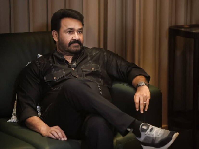 മോഹൻലാൽ, നിർമാതാവ് ഗോകുലം ഗോപാലൻ, ഇന്ദ്രജിത്ത് സുകുമാരൻ, നായിക മഞ്ജു വാര്യർ എന്നിവർ അണിനിരന്ന ഒരു പ്രൊമോഷൻ പരിപാടിയിലെ വീഡിയോ ഇപ്പോൾ സോഷ്യൽ മീഡിയയിൽ തരംഗം തീർക്കുകയാണ്. ഇതിൽ ഇന്ദ്രജിത്ത് സുകുമാരൻ മോഹൻലാലിനു നേരെ ഒരു കുപ്പി വെള്ളം നീട്ടുന്നതാണ് രംഗം. നവമാധ്യമങ്ങൾ പങ്കെടുത്ത പരിപാടി ആയതിനാൽ ഈ നിമിഷം വൈറലാകാൻ അധിക കാലതാമസം വേണ്ടിവന്നില്ല. ഇന്ദ്രജിത്ത് സുകുമാരൻ നീട്ടിയ കുപ്പിവെള്ളം മോഹൻലാൽ വാങ്ങുന്നതിനും തൊട്ടു മുൻപായി പറഞ്ഞ വാചകമാണ് ശ്രദ്ധ നേടുന്നത് 