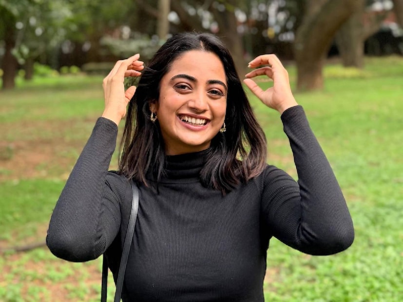 പുതിയ സിനിമ റിലീസ് ചെയ്തതിന്റെ സന്തോഷത്തിലാണ് നമിത പ്രമോദ് ഇപ്പോൾ. ഈ സിനിമയുടെ ഭാഗമായി നമിത നിരവധി പ്രൊമോഷൻ പരിപാടികളിലും അഭിമുഖങ്ങളിലും പങ്കെടുത്തു കഴിഞ്ഞു. പലരും നമിതയുടെ വിശേഷങ്ങൾ ചോദിച്ചറിയുന്ന തിരക്കിലാണ്. ഇതിനിടയിൽ കഴിഞ്ഞ ദിവസം നമിത പ്രമോദ് ദിലീപിന്റെ മകൾ മീനാക്ഷിയുമൊത്തുള്ള ചില ചിത്രങ്ങൾ പോസ്റ്റ് ചെയ്തിരുന്നു. 'പൈങ്കിളി' വൈബിലാണ് താരപുത്രിയും നമിതയും (തുടർന്ന് വായിക്കുക)