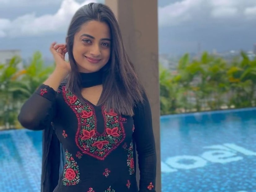 എന്നാലും കോമ്പിനേഷൻ സീനുകളിൽ ഇത് ബാധിക്കപ്പെടാതെ താൻ നോക്കാറുണ്ട് എന്ന് നമിത പ്രമോദ്. ഏറ്റവും പുതിയ ചിത്രത്തിൽ നമിത പ്രമോദിന്റെ നായകൻ സൗബിൻ ഷാഹിർ ആണ്. ദിലീപിന്റെയും നമിതയുടെയും സുഹൃത്ത് കൂടിയായ നാദിർഷ സംവിധാനം ചെയ്ത 'വൺസ് അപ്പോൺ എ ടൈം ഇൻ കൊച്ചി' എന്ന സിനിമയിൽ നമിത പ്രമോദ് അതിഥി വേഷം ചെയ്തിരുന്നു. നാദിർഷയുടെ മൂത്തമകളുടെ വിവാഹത്തിൽ ദിലീപും കാവ്യാ മാധവനും നമിതയും മീനാക്ഷി ദിലീപും പങ്കെടുത്ത ദൃശ്യങ്ങൾ വൈറലായിരുന്നു 