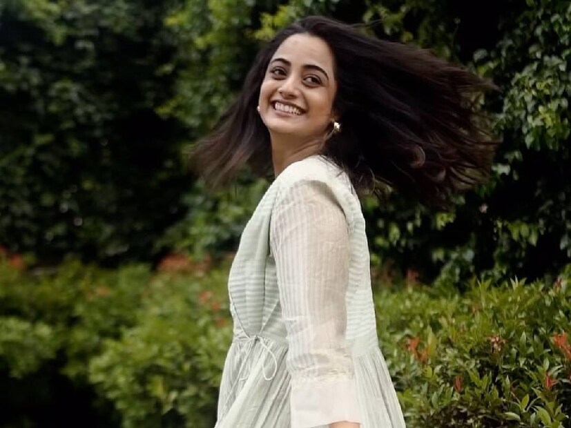 ദിലീപിന്റെ കോമിക് ടൈമിങ്ങിന്റെ ഒപ്പം പിടിച്ചു നിൽക്കാൻ താൻ നന്നേ ബുദ്ധിമുട്ടി എന്ന് നമിത പ്രമോദ്. ദിലീപിന്റെ ഒപ്പം അഭിനയിക്കുന്നവർ അദ്ദേഹത്തിന്റെ കൂടെ ഷോട്ടിൽ പിടിച്ചു നിൽക്കാൻ കഴിവുള്ളയാൾക്കാർ ആണ് എന്ന് നമിത പ്രമോദ്. എന്നാൽ, താൻ കോമിക് ടൈമിങ്ങിന്റെ കാര്യത്തിൽ അൽപ്പം പിന്നിലാണ് എന്ന് താരം വ്യക്തമാക്കി. ദിലീപിന്റെ ഒപ്പം പെർഫോമൻസിൽ പിടിച്ചു നിൽക്കാൻ താൻ ഏറെ പണിപ്പെടാറുണ്ട് എന്ന് നമിത