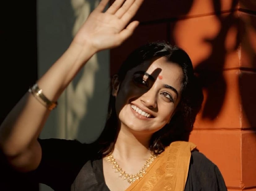 ഇപ്പോൾ, ദിലീപിന്റെ ഒപ്പം അഭിനയിക്കുന്നതിലെ വെല്ലുവിളിയെക്കുറിച്ചും നമിത പ്രമോദ് വ്യക്തമാക്കി. 'സൗണ്ട് തോമ' എന്ന സിനിമയിലും നമിതയുടെ നായകൻ ദിലീപ് ആയിരുന്നു. രണ്ടു ചിത്രങ്ങളും കോമഡിക്ക് ഒരുപോലെ പ്രാധാന്യമുള്ള വേഷങ്ങളായിരുന്നു. 'വില്ലാളി വീരൻ', 'കമ്മാരസംഭവം' തുടങ്ങിയ സിനിമകളിലും ഇരുവരും ഒന്നിച്ചിട്ടുണ്ട്. ഏറ്റവും ഒടുവിൽ രണ്ടുപേരും അഭിനയിച്ചത് കമ്മാര സംഭവത്തിലാണ്. മറ്റു ചിത്രങ്ങളെ അപേക്ഷിച്ച് കാമറ സംഭവം അൽപ്പം വെല്ലുവിളി കൂടിയ ചിത്രമായിരുന്നു താനും. കമ്മാരൻ നമ്പ്യാർ ആയി ദിലീപും ഭാനുമതിയായി നമിതയും അഭിനയിച്ചു 