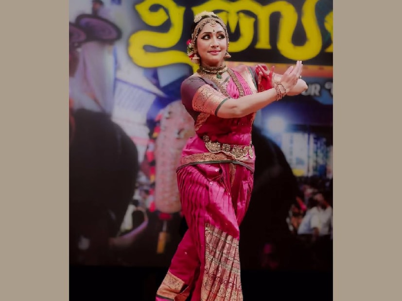 ഗുരുവായൂർ അമ്പലനടയിൽ നവ്യ അവതരിപ്പിച്ച ഭരതനാട്യത്തിന്റെ ദൃശ്യങ്ങൾ സോഷ്യൽ മീഡിയയിൽ തരംഗമായി മാറുകയാണ്. അതുമാത്രമല്ല, കൃഷ്ണഭക്തിയിൽ നവ്യ നായരുടെ കണ്ണുകൾ നിറഞ്ഞൊഴുകുന്നതും കാണാം. നവ്യ ഇന്നും നനന്ദനത്തിലെ ബാലാമണിയായി സ്‌ക്രീനിൽ ഇല്ലെങ്കിൽ പോലും അവരെ ചേർത്തുനിർത്തി സ്നേഹിക്കുന്നവർ ഇന്നുമുണ്ട് എന്ന് മനസിലാക്കാൻ ഇനി കൂടുതൽ ഉദാഹരണങ്ങൾ തേടിപ്പോകേണ്ടതില്ല. ഇതാ കാണുക (തുടർന്ന് വായിക്കുക)
