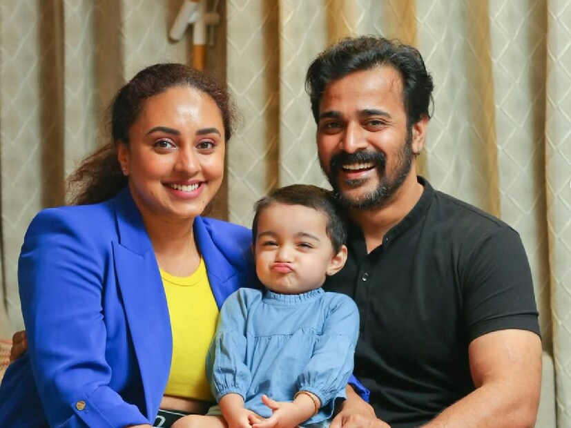 ഒരിക്കൽക്കൂടി ആ ഓർമകളിലേക്ക് മടങ്ങിപ്പോയി ജീവിക്കാൻ സാധിച്ചെങ്കിൽ എന്ന് പേളിയുടെ ഉള്ളിലെ അമ്മ മനസ് കൊതിച്ചു പോകുന്നു. കാലം കുതിച്ചുപായും മുൻപേ മകളിലെ കുഞ്ഞിനെ ചേർത്തുപിടിക്കാൻ പേളി ആഗ്രഹിക്കുന്നു. അവളുടെ ജീവിതത്തിലെ ആദ്യ നാഴികക്കല്ലുകൾ പലതും, ജീവിതത്തിലെ ഏറ്റവും വലിയ നിമിഷങ്ങളായി തോന്നുന്നതായി പേളി. ആദ്യമായി മകളെ കയ്യിലെടുത്ത നിമിഷം, അവളുടെ വിരലുകൾ ചുറ്റിപ്പിണഞ്ഞ നേരം, ആദ്യമായി അവളുടെ കരച്ചിൽ മുറിയിൽ നിറഞ്ഞ നിമിഷം, അവളുടെ പുഞ്ചിരി തന്റെ ലോകത്തെ പ്രകാശമയമാക്കിയ നേരം, അവളുടെ ആദ്യ ചുവടുകൾ, വാക്കുകൾ, ആദ്യത്തെ ഐ ലവ് യു എല്ലാം ഇന്നലെയെന്ന പോലെ (തുടർന്ന് വായിക്കുക)