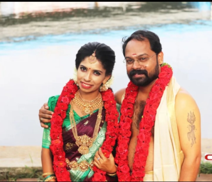  'രേണു എന്ന വ്യക്തിയോട് വളരെ ബഹുമാനവും സ്നേഹവും ഉണ്ട്. പക്ഷേ ഒരു കാര്യം പറയാതിരിക്കാൻ വയ്യ. ഇങ്ങനെ ചെയ്യുന്ന പോസ്റ്റുകളും മറ്റും കാണുമ്പോൾ ആളുകളെ തെറ്റിദ്ധരിപ്പിച്ച് റീച്ച് ഉണ്ടാക്കാനാണ് നോക്കുന്നത് എന്ന് പറയേണ്ടിവരും. അല്ലെങ്കിൽ പിന്നെ ഇതുപോലെത്തെ ക്യാപ്ഷനും മറ്റും കൊടുത്തു ആളുകളെ എന്തിനു മണ്ടന്മാരാക്കണം.'- എന്നായിരുന്നു മറ്റൊരു കമന്റ്.