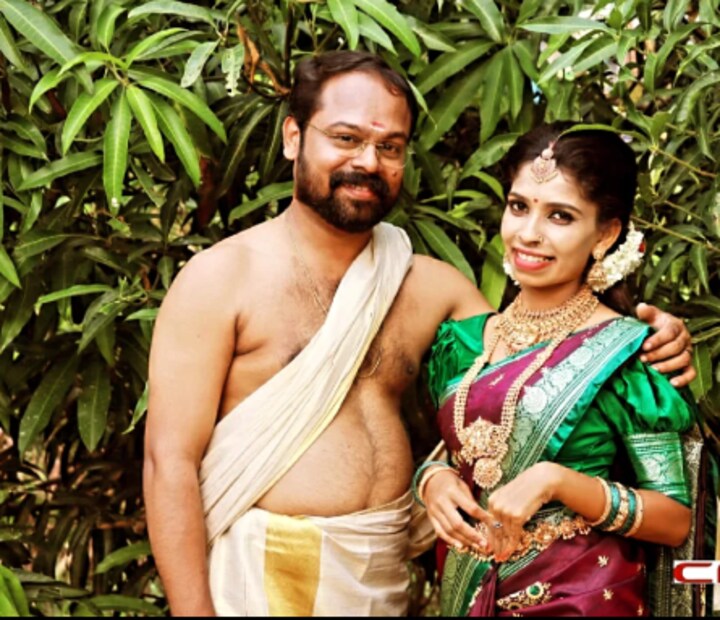  'ഫോട്ടോഷൂട്ടുകളുടെ രാജകുമാരനും റീൽസ്കളുടെ രാജകുമാരിയും ഒരുമിച്ചു. രാജകുമാരന്റെ കൈകളിലേക്ക് പറന്നിറങ്ങിയ മാലാഖ. ഇനി അവൾ സുരക്ഷിതയായി എന്നോടൊപ്പം ഇരിക്കട്ടെ. ഇത് ഞങ്ങളുടെ പ്രണയം തുളുമ്പുന്ന കുറച്ച് നല്ല ചിത്രങ്ങളാണ്. ഈ ചിത്രങ്ങൾ കാണുമ്പോൾ നിങ്ങൾക്ക് ഒരുപാട് സംശയങ്ങൾ ഉണ്ടാകും എന്ന് ഞങ്ങൾക്ക് രണ്ടുപേർക്കും അറിയാം. ഈ ചിത്രങ്ങളുടെ സത്യാവസ്ഥ എന്താണെന്ന് അറിയാൻ ഇതേ തുടർന്നുവരുന്ന ഞങ്ങളുടെ ചാനൽ ഇന്റർവ്യൂ നിങ്ങൾ കണ്ടാൽ മതി.'- രേണു കുറിച്ചു.