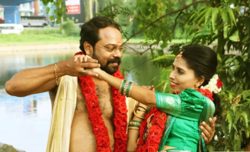  ചിത്രങ്ങൾ പങ്കുവച്ചതിന് പിന്നാലെ നിരവധി പേരാണ് കമന്റുമായി എത്തിയത്. 'അല്ല ഇത് ഉള്ളത് ആയിക്കോട്ടെ അല്ലാതെ ആയിക്കോട്ടെ അതിൽ ബാക്കി ഉള്ളവർക്കു എന്താ ഇത്ര പ്രോബ്ലമെന്നാണ് എനിക്ക് മനസിലാകാതെ? ആദ്യത്തെ ഭർത്താവ് മരിച്ചുന്ന് വച്ച അവര്ക് വേറെ കല്യാണം കഴിക്കാൻ പാടില്ലാന്ന് ഉണ്ടോ?'- എന്നായിരുന്നു ഒരാളുടെ കമന്റ്