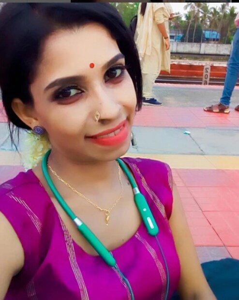  കൊല്ലം സുധിയുടെ ഭാര്യ രേണു സുധി സമൂഹമാധ്യമങ്ങളിൽ ഏറെ സജീവമാണ്. റീൽസുകളിലൂടെയാണ് രേണു ഏറെ ശ്രദ്ധയാകുന്നത്. രേണുവിന്റെ നിരവധി റീൽസുകളും ഫോട്ടോഷൂട്ടുകളും ഇതിനോടകം സമൂഹമാദ്ധ്യമങ്ങളിൽ വൈറലായി. രേണു ഇൻസ്റ്റ​ഗ്രാമിൽ പങ്കുവച്ച ചിത്രങ്ങളാണ് ഇപ്പോൾ വൈറലാകുന്നത്.