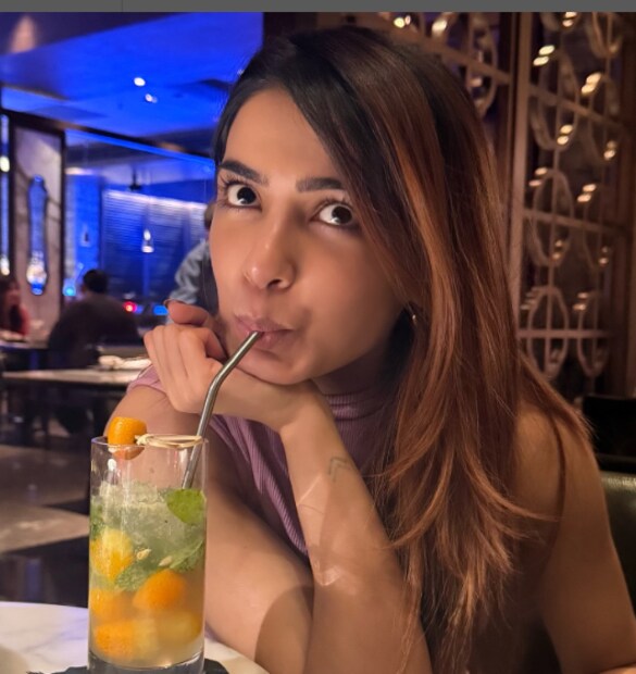  അക്കൂട്ടത്തിൽ തെന്നിന്ത്യൻ നടി സാമന്ത റൂത്ത് പ്രഭുവും ഇടം നേടുന്നു എന്നാണ് കഴിഞ്ഞ ദിവസം മുതൽ നെറ്റിസൺ ചർച്ച ചെയ്യുന്നത്. മുൻ ഭർത്താവ് നാഗ ചൈതന്യയ്ക്കൊപ്പം ചെയ്ത മാച്ചിംഗ് ടാറ്റൂ താരം നീക്കം ചെയ്യാൻ തുടങ്ങുന്നുവെന്നതിന്റെ സൂചനകൾ കാണുന്നുവെന്നാണ് ആരാധകർ ഫോട്ടോ വിലയിരുത്തി പറയുന്നത്.
